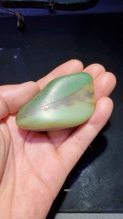 新疆和田玉籽料黑皮沙枣青带翠