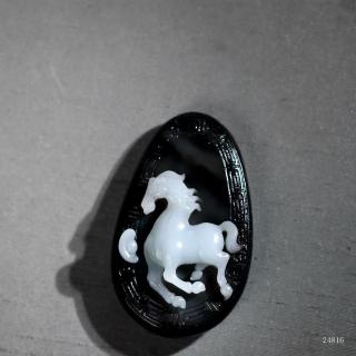 和田玉黑皮料,白脂若雪,润如凝脂.名师纯手工雕