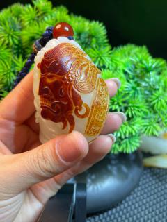 钻石是外在的闪耀,像舞台的追光;翡翠是夺目的艳丽,像青春的盛放.而和