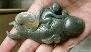 传世清代和田青玉"富贵有鱼"把件